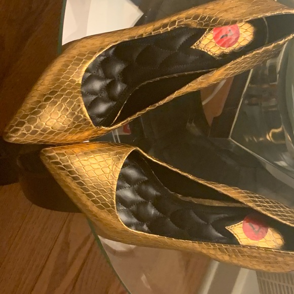 Gold Snake - Picture 2 of 12